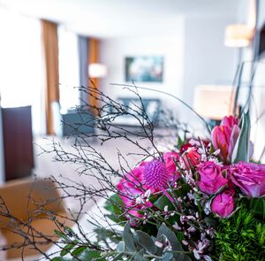 Blumenstrauß im Zimmer mit lila Blumen 