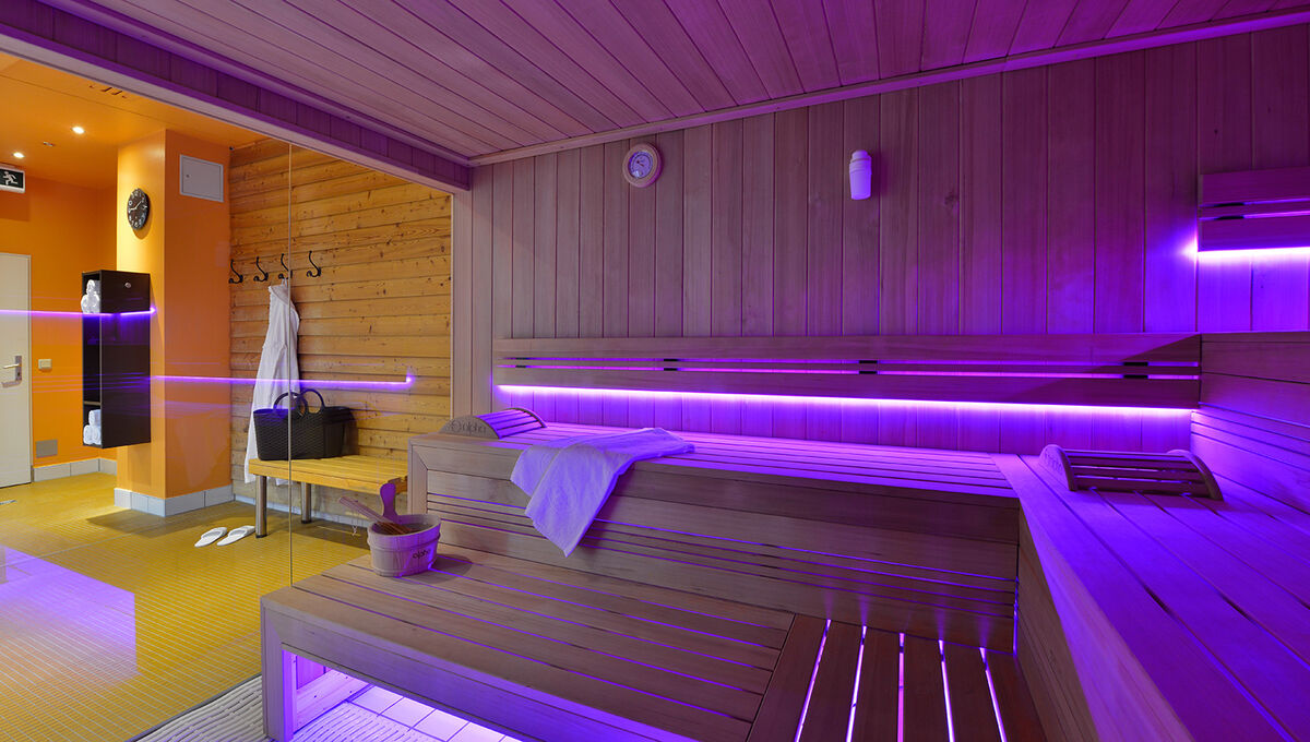 Beleuchtete Sauna aus Holz für einen entspannten Day Spa Aufenthalt in Bayern 