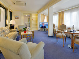 Suite mit geräumigem Wohnbereich im Monarch Hotel 