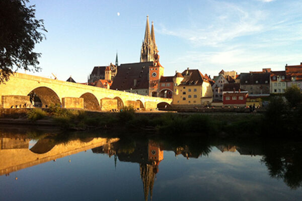 Regensburg mit Blick auf die Donau, dem Ausflugsziel in Niederbayern