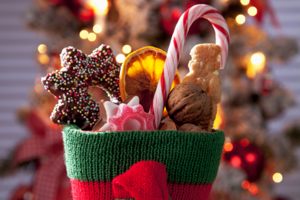 Gefüllte Weihnachtssocke mit Nüssen und Süßigkeiten 